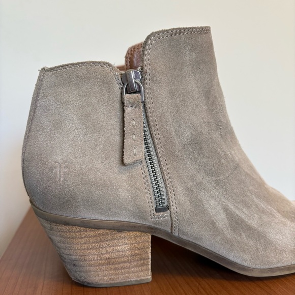 Frye Shoes Judith Double Zip Bootie Ankle Boot in Taupe Grey Suede - size 7.5 - Picture 4 of 10